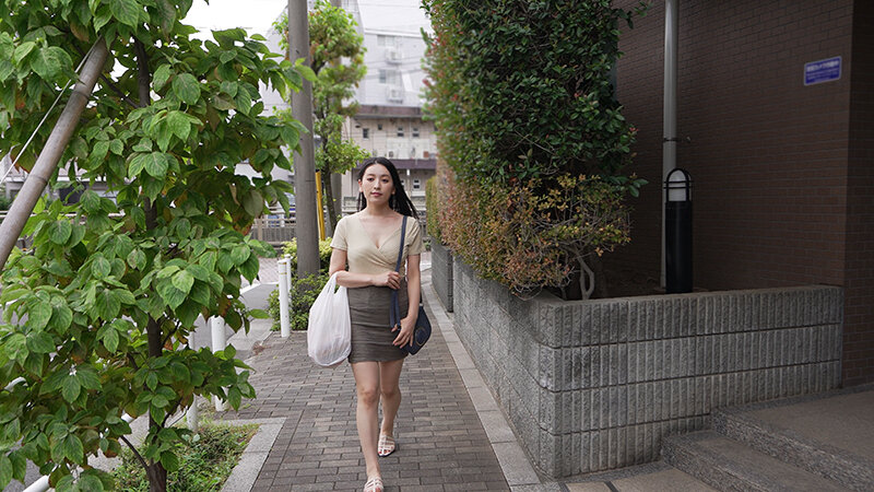 セックスレスで性欲を持て余した美人妻がデカ尻から溢れる色気を漂わせてさりげなく誘惑してくる 紗々原ゆり 画像2