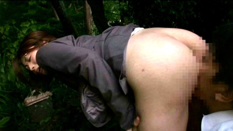 修学旅行の引率中に無防備にも野ションしてしまう女教師 画像11