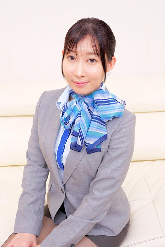 航空会社勤務の現職キャビンアテンダントさん！女性経験無しのシャイな童貞の悩みを解決してもらえませんか？ フル勃起した童貞チ○ポにフライト帰りでムラムラしてるCAさんが赤面発情！？ みずきさん