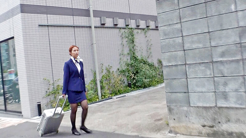 航空会社勤務の現職キャビンアテンダントさん！女性経験無しのシャイな童貞の悩みを解決してもらえませんか？ フル勃起した童貞チ○ポにフライト帰りでムラムラしてるCAさんが赤面発情！？ みとさん 和久井美兎 14