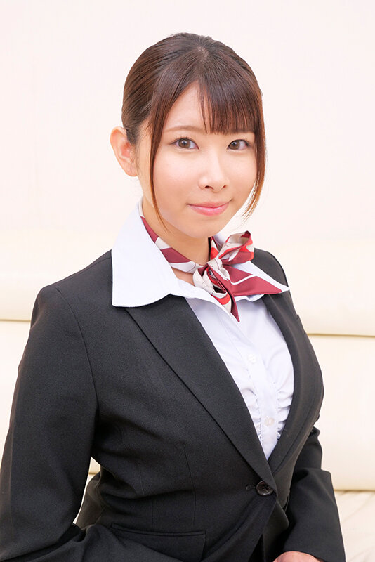 航空会社勤務の現職キャビンアテンダントさん！女性経験無しのシャイな童貞の悩みを解決してもらえませんか？ フル勃起した童貞チ○ポにフライト帰りでムラムラしてるCAさんが赤面発情！？さくらさん 三田サクラ 2