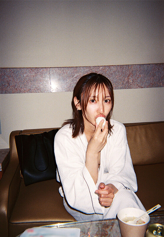いつもお世話になっている生保レディの足立友梨さんは束縛気味な旦那のことを忘れたいらしくセルフイラマで顔をグッチョグチョにして激しく感じたい サンプル画像 2