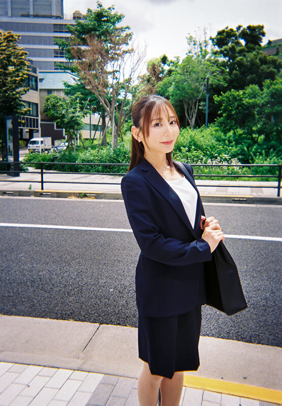 いつもお世話になっている生保レディの足立友梨さんは束縛気味な旦那のことを忘れたいらしくセルフイラマで顔をグッチョグチョにして激しく感じたい サンプル画像 5