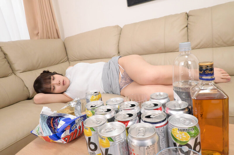 女友達が飲もうよ!とやって来たので、一緒に飲んでたらパンツが見えまくりでまさか僕を誘ってるの?いいよ!いっぱいイチャイチャエッチしよ! 美澄玲衣 画像3