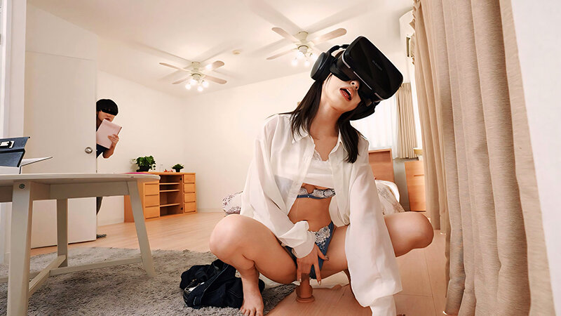 「パパとママには言わないって約束して…その代わり…」VRオナニーをボクに見られてしまった義姉が親に内緒する代わりにHな事してあげると言って出した条件は手コキ…!普段清… 画像1