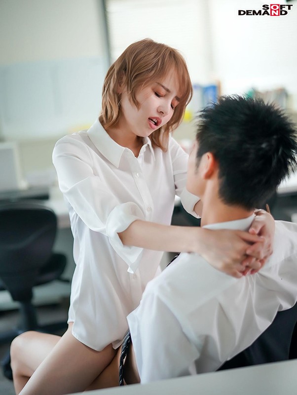 出勤率の下がったオフィスで女上司と2人きり…僕（童貞）のパンパンな股間に気づいた上司に誘われて退勤まで中出しSEXしまくった 広瀬りおな 4
