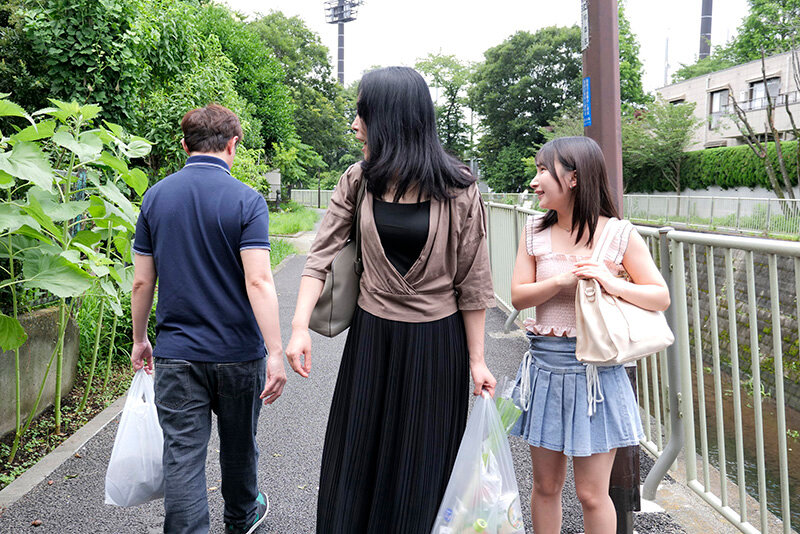 窓から侵入した男に眠ったままチ●ポを挿入され真昼間から汚されるダッチワイフ女子大生 由良かな 画像1