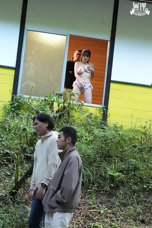 下着！半裸！そして全裸…バイト着を一枚ずつ剥ぎ取り凌●！退勤まで羞恥勤務を強要 して巨乳キャンプスタッフを完全ドM化 画像10
