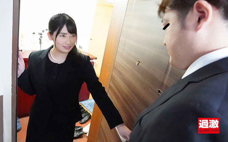 色っぽい喪服尻に我慢できずバック挿入！即ハメされて不謹慎な本気汁を垂らし感じまくる人妻