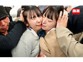 レズらせいじり電車 友達同士の手マンでイキ漏らす2人組娘 画像4