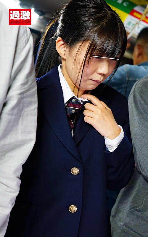満員バスで背後から制服越しにねっとり乳揉み痴●され腰をクネらせ感じまくる巨乳女子○生6 画像16