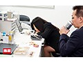 「やめて！そんなところ…」イクまでおじさん部下にアナルを舐められ続けた女上司 サンプル画像14