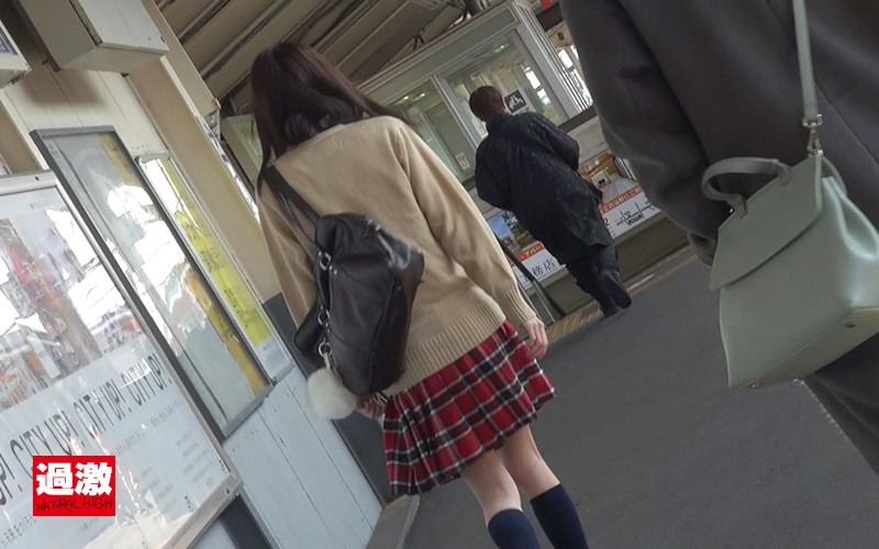 スカートの中の股間いじりでパンティは愛液まみれ！ねっとり指一本で膣内をこねくり回され何度もイカされた敏感女 画像1