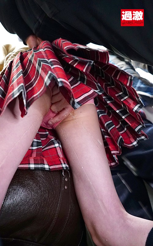 スカートの中の股間いじりでパンティは愛液まみれ!ねっとり指一本で膣内をこねくり回され何度もイカされた敏感女 画像2