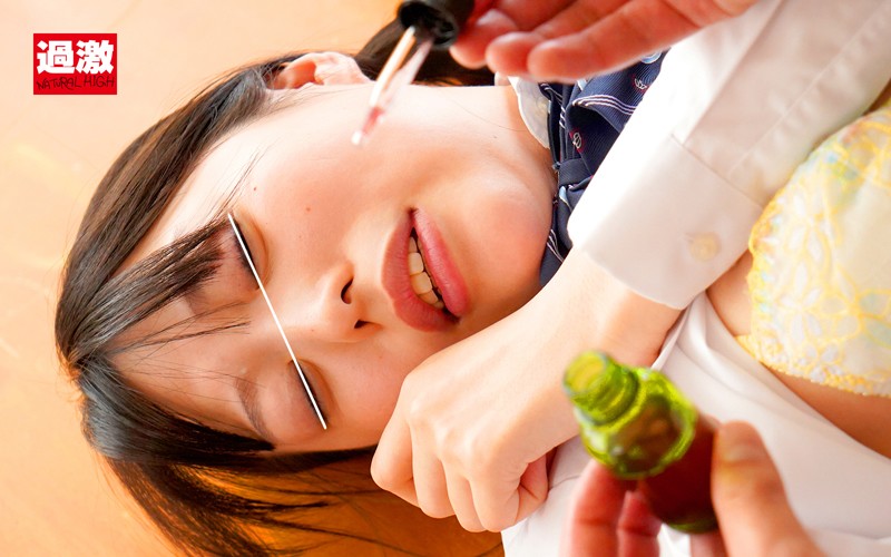 コンドームが脱げるほど媚薬でキツマンになった女子○生を無断で(ゴムごと)生ハメ 画像3