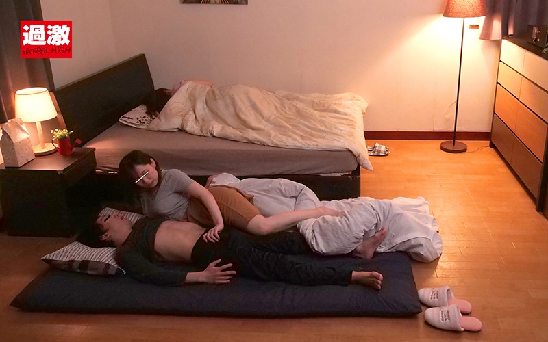 布団の中に少年を引き入れ逃がさない肉圧のしかかり騎乗位で何度も中出しさせるドスケベな巨尻ママ 画像15