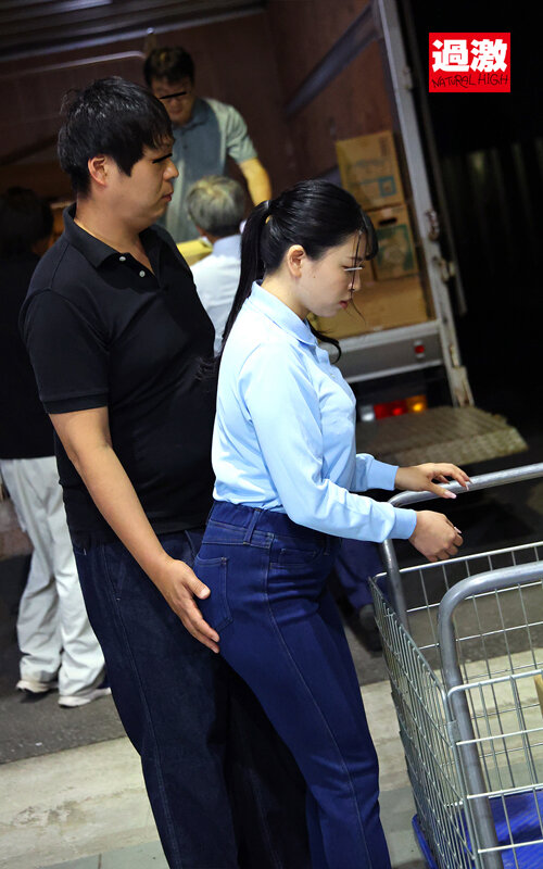 倉庫勤務中でも拒めずやらせてくれる地味巨乳パート妻は騎乗位になると物凄いこねくり腰で中出しをせまるエロ狂いに豹変 画像16