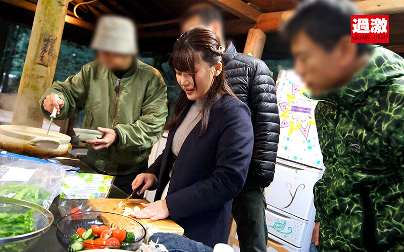 【某旅番組お蔵入り映像】旅ロケで田舎の性豪オヤジたちに盛られイキ潮たれ流し肉便女に成り下がった美人レポーター(21) 画像6