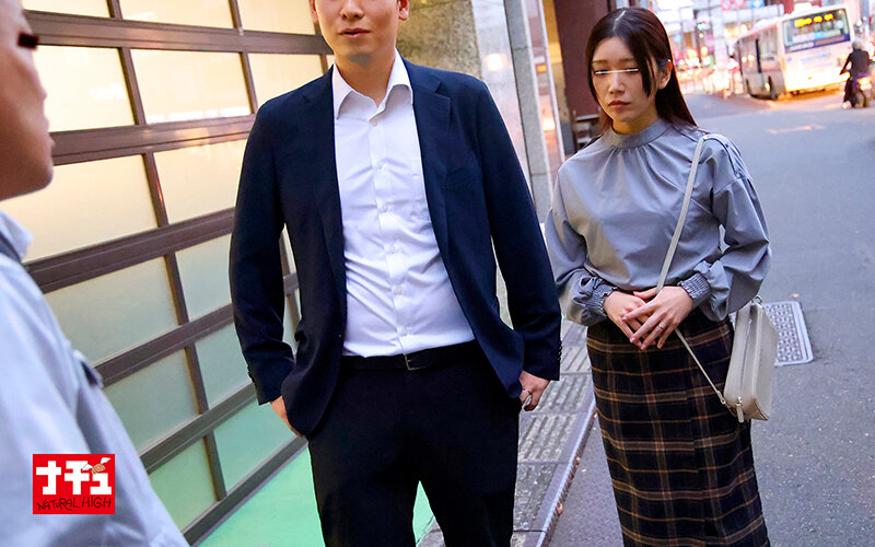 転勤先で性欲を持て余した田舎熟妻を略奪NTRキスとクンニでマ○コを蕩けさせて1日3人喰いまくる 15枚目