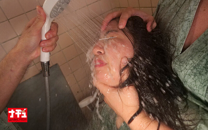 貸切風呂でイチャつく幸せ絶頂女を絶望に突き落とすNTR中出し映像 16枚目