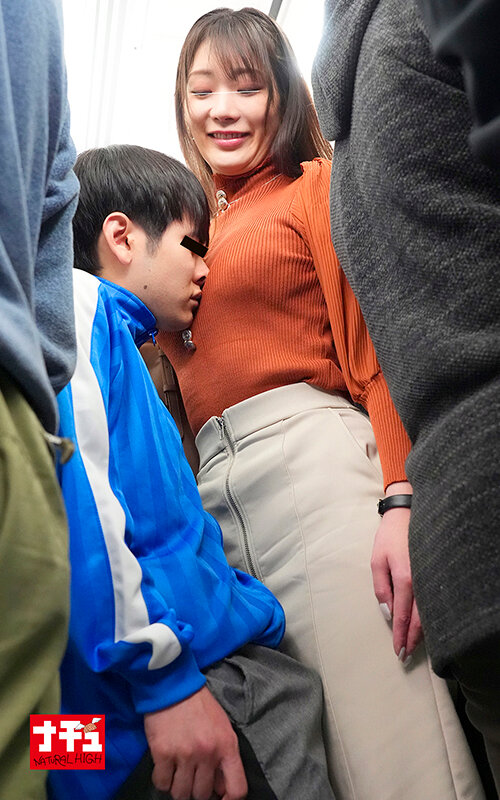 満員電車で巨乳を顔に押しつけからかっていたらウブ少年がエロガキに豹変!ちゅうちゅう乳首を吸いつかれ感じてしまった高身長女の画像9