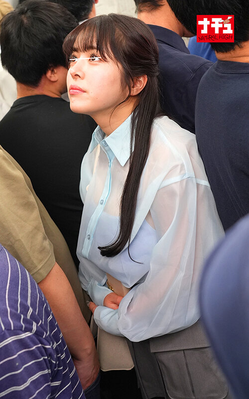 電車の中でインナーを抜き取られ透け巨乳を見られる羞恥で抵抗できないシアーシャツ女子2 16枚目