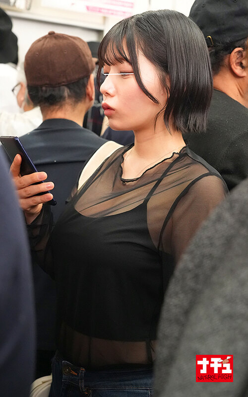 電車の中でインナーを抜き取られ透け巨乳を見られる羞恥で抵抗できないシアーシャツ女子2 3枚目