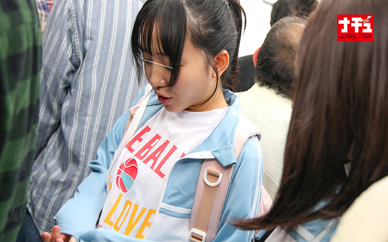 通学電車で突然ジャージをずり下げられるオマ○コ丸出し羞恥で逃げられずイカされまくるスポーツ女子 画像11