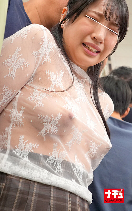 電車の中でインナーを抜き取られ透け巨乳を見られる羞恥で抵抗できないシアーシャツ女子3 画像13