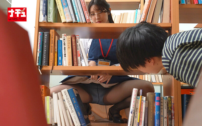 青年チ○ポを本棚越し手コキでこっそり発射させ声我慢SEXで中出しまでさせる年下好き美人司書2 サンプル