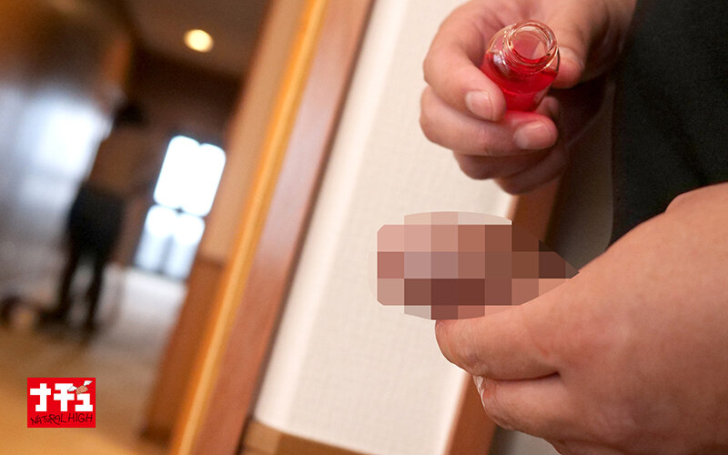 【数量限定】発情オイルまみれのチ○ポで即ハメ中出しされた後も完全に効くまで侵入者に居座られ意識がぶっ飛ぶほどイカされまくる貞淑妻5 九井スナオさんの紙パンティとチェキ付き 画像4