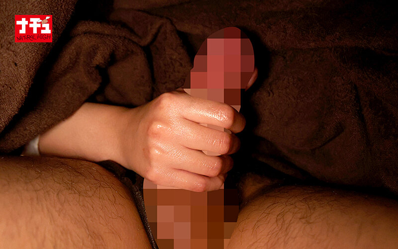 妻がいる至近距離で平然とマッサージしながらこっそりチ○ポを挿入し腰振り騎乗位で中出しまでさせるエステティシャン12 優しい痴女Hさん(29) 4枚目