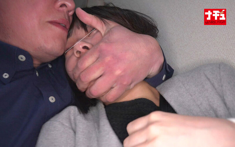 中に出してもいいから止まってください!!!押さえつけて逃がさないエンドレス奥突きバウンドピストンでイキ壊れた女4 痙攣微乳オンナ 画像4