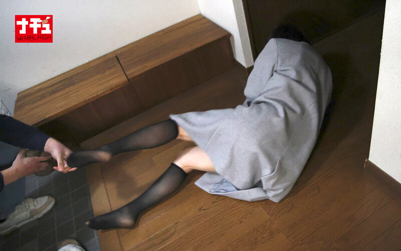 中に出してもいいから止まってください!!!押さえつけて逃がさないエンドレス奥突きバウンドピストンでイキ壊れた女4 痙攣微乳オンナ 画像5