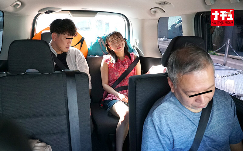 帰宅中の車内で大人に乳首をいじられ怯えて寝たふりしながら発情しだすおチビさん 推定151cm ベロ長娘 画像3