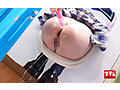 【りさ（22）】マジックミラー号でかる～くAV出演！「顔は撮らないなら…」尻はめパネルで後ろから潮吹きイカセ！尻コキだけの約束破ってハプニング挿入！彼氏の前でねじ込まれた他人棒のこの上ない快感に負け中出しを許しちゃう欲求不満な巨尻彼女 画像4