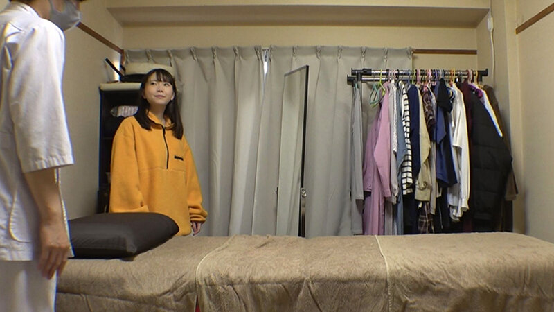 痴●盗撮&中出し素人娘1980 媚薬オイルマッサージVol.50 超強力媚薬を配合したマッサージオイルを施術中に知らずに塗りこまれたオンナは、身体の火照りに驚き、チ〇ポを欲しがる自分に戸惑い、垂れ出したマン汁に恥ずかしがりながらも生ハメ中出しまで欲してしまう! 画像1
