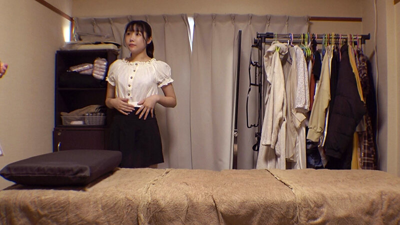 痴●盗撮＆中出し素人娘1980 媚薬オイルマッサージVol.62 超強力媚薬を配合したマッサージオイルを施術中に知らずに塗りこまれたオンナは、身体の火照りに驚き、チ〇ポを欲しがる自分に戸惑い、垂れ出したマン汁に恥ずかしがりながらも生ハメ中出しまで欲してしまう！ サンプル画像 2