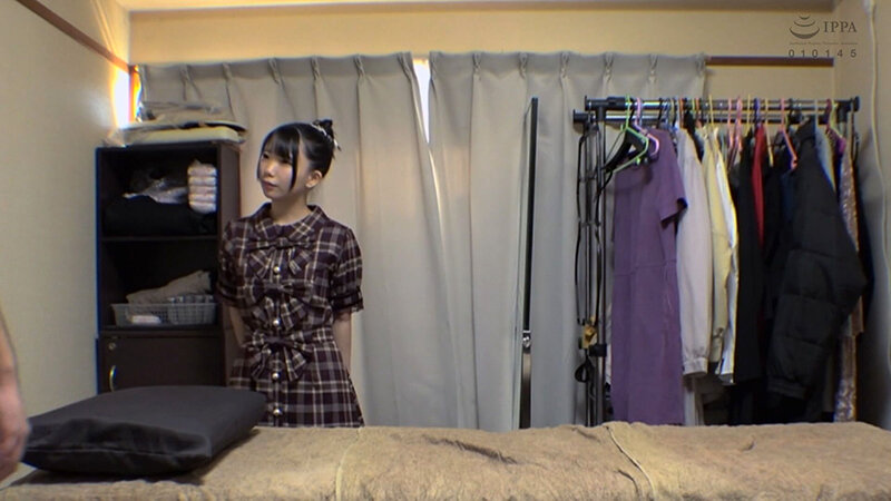 痴●盗撮＆中出し素人娘1980 媚薬オイルマッサージVol.65 超強力媚薬を配合したマッサージオイルを施術中に知らずに塗りこまれたオンナは、身体の火照りに驚き、チ〇ポを欲しがる自分に戸惑い、垂れ出したマン汁に恥ずかしがりながらも生ハメ中出しまで欲してしまう！ サンプル画像 2