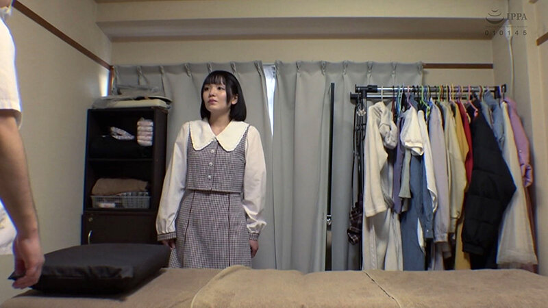 痴●盗撮＆中出し素人娘1980 媚薬オイルマッサージVol.65 超強力媚薬を配合したマッサージオイルを施術中に知らずに塗りこまれたオンナは、身体の火照りに驚き、チ〇ポを欲しがる自分に戸惑い、垂れ出したマン汁に恥ずかしがりながらも生ハメ中出しまで欲してしまう！ サンプル画像 14