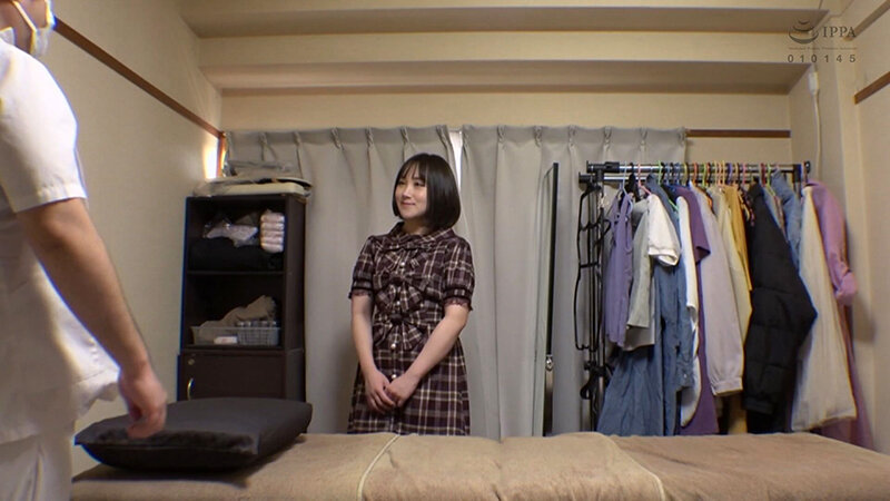 痴●盗撮＆中出し素人娘1980 媚薬オイルマッサージVol.66 超強力媚薬を配合したマッサージオイルを施術中に知らずに塗りこまれたオンナは、身体の火照りに驚き、チ〇ポを欲しがる自分に戸惑い、垂れ出したマン汁に恥ずかしがりながらも生ハメ中出しまで欲してしまう！ サンプル画像 4