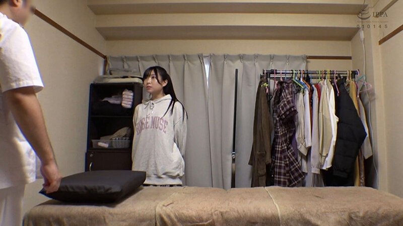 痴●盗撮＆中出し素人娘1980 媚薬オイルマッサージVol.66 超強力媚薬を配合したマッサージオイルを施術中に知らずに塗りこまれたオンナは、身体の火照りに驚き、チ〇ポを欲しがる自分に戸惑い、垂れ出したマン汁に恥ずかしがりながらも生ハメ中出しまで欲してしまう！ サンプル画像 6