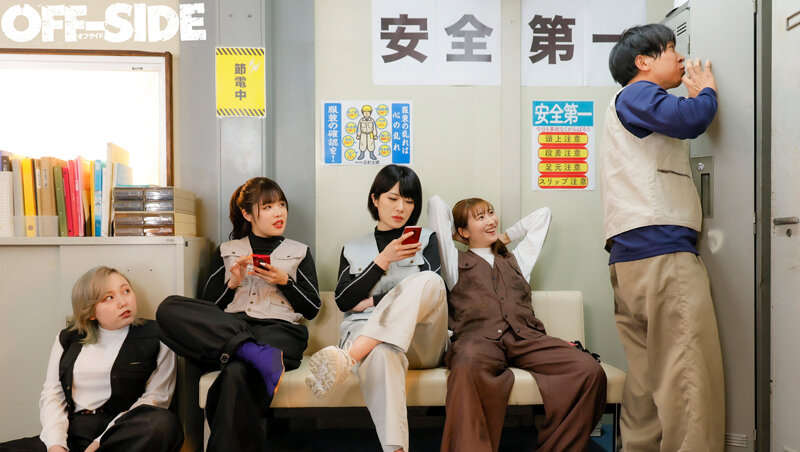 ガテン系巨乳女子のパワフルピストン騎乗位で職場の男たちを喰い散らかし! 萎えても追撃フェラで自分が満足するまで何度も勃起させてヤリまくって中出しさせまくり!! 画像1