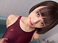 濡れてテカってピッタリ密着 神競泳水着 月乃ルナ ロリ可愛い女子の競泳水着姿をじっとりと堪能！着替え盗撮から始まり貧乳から巨乳にパイパン、ハミ毛、ジョリワキ等のフェチ接写やローションソーププレイや競泳水着ぶっかけ等を完全着衣で楽しむAV