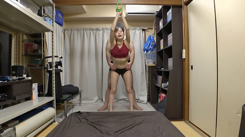 松丸香澄 神陸上ウェア スポーツ日焼け筋肉美女アスリートの秘部を隠してきたウェアを巨乳や美乳パイパンや剛毛娘に着せジョリワキやハミ毛を堪能。陸上ユニホーム女子の太腿やお尻や着衣放尿までも!!身体にフィットするウェアのキワキワを超接写&完全着衣でハメ撮り 画像18