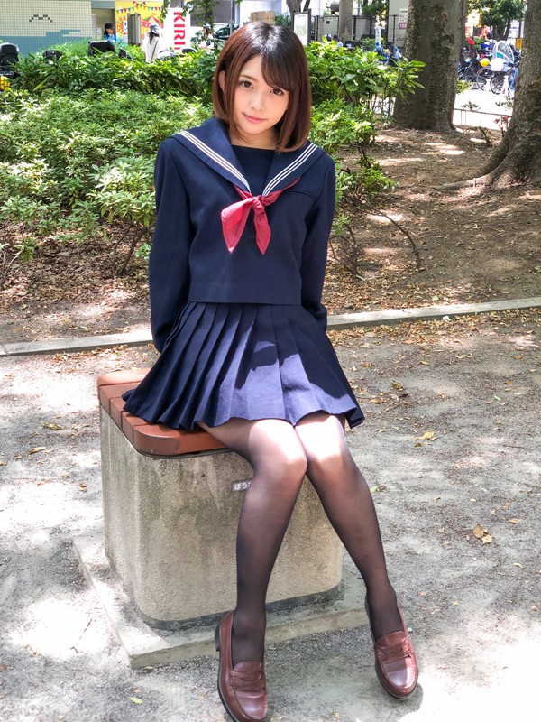 神パンスト 麻里梨夏 制服ロリ美少女の美脚を包んだ生ナマしいパンストを完全着衣でムレた足裏からつま先を味わい尽くす！顔騎や足コキ、時には中出し時にはお尻にコスってぶっかけとやりたい放題！発情させられた女の変態調教絶頂プレイを楽しむフェチAV 1