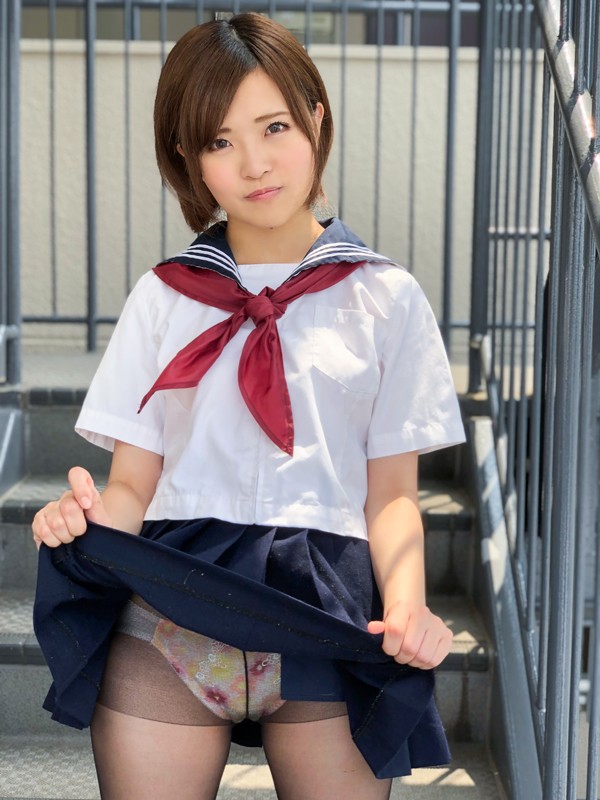 神パンスト 南なつき 制服ロリ美少女の美脚を包んだ生ナマしいパンストを完全着衣でムレた足裏からつま先を味わい尽くす！顔騎や足コキ、時には中出し時にはお尻にコスってぶっかけとやりたい放題！発情させられた女の変態調教絶頂プレイを楽しむフェチAV 南なつき