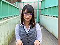 神メガネOL なつめ愛莉 眼鏡OLスーツの美脚を包んだ生ナマしいパンストを完全着衣でムレた足裏からつま先を味わい尽くす！時には顔騎や足コキ、時には中出し、時にはお尻にコスってぶっかけとやりたい放題！発情させられた女の変態調教絶頂プレイを楽しむフェチAV サンプル画像1