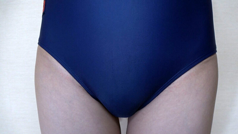 瀬戸ひなこ 濡れてテカってピッタリ密着 神スク水 可愛い女子のスクール水着姿をじっとりと堪能！着替え撮影から始まり貧乳から巨乳にパイパン、ハミ毛、ジョリワキ等のフェチ接写やローションソーププレイやスク水ぶっかけ等を完全着衣で楽しむAV 画像1