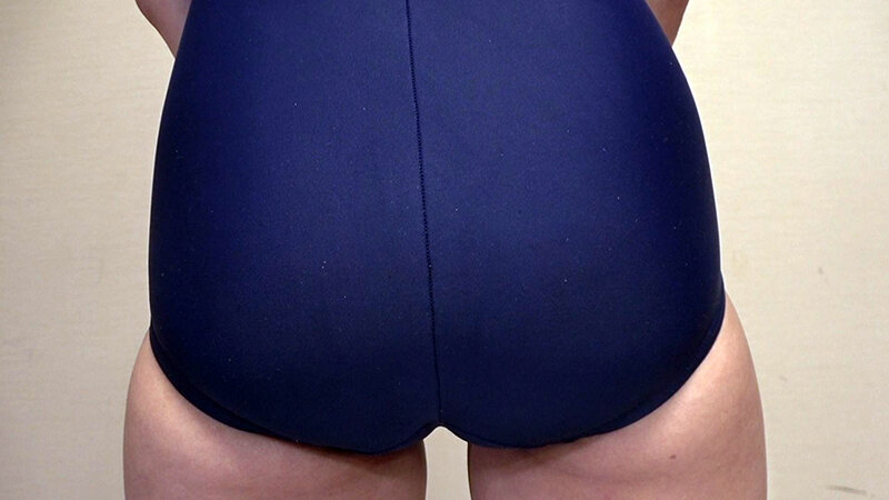 【FANZA限定】八坂凪 濡れてテカってピッタリ密着 神スク水 可愛い女子のスクール水着姿をじっとりと堪能！着替え撮影から始まり貧乳から巨乳にパイパン、ハミ毛、ジョリワキ等のフェチ接写やローションソーププレイやスク水ぶっかけ等を完全着衣で楽しむAV 生写真付き 画像14